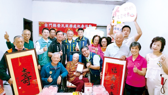 處長劉信義率隊前往黃阿嬤家中祝壽。
（榮服處提供）