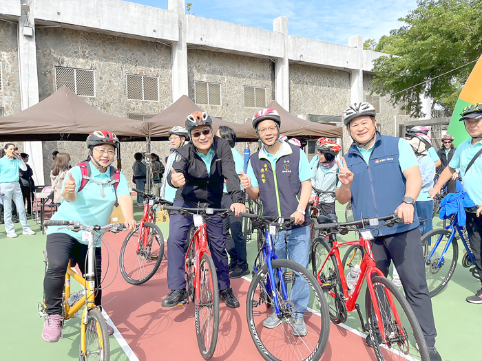 台電公司副總經理孫禹華（左二）、塔山發電廠廠長陳啟賢（右二）等人一同加入騎乘行列。（高凡淳攝）
