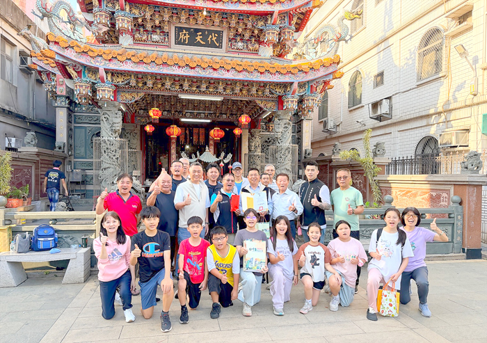 金城鎮東門代天府贊助中正國小學生旅費。（東門代天府提供）