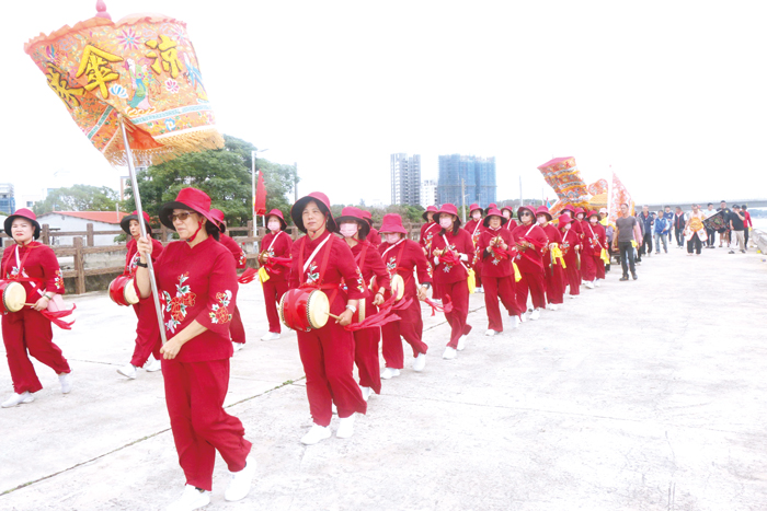 媽祖神尊出社遶境巡安。（湖下雙忠廟管委會提供）