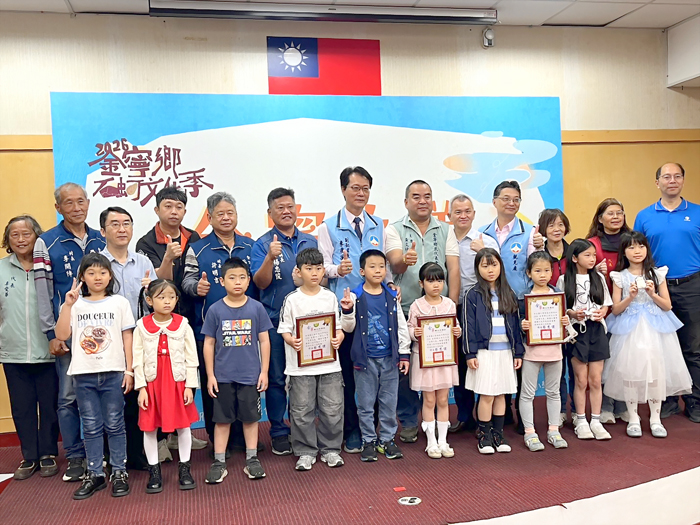 副秘書長李廣榮、金寧鄉長楊忠俊等來賓，與得獎同學合影。（高凡淳攝）