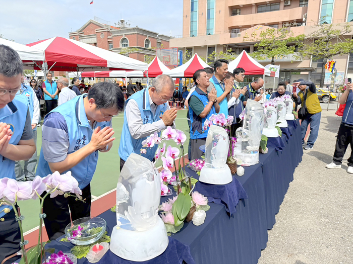 慈濟辦浴佛典禮暨孝親奉茶活動。（呂肇中攝）