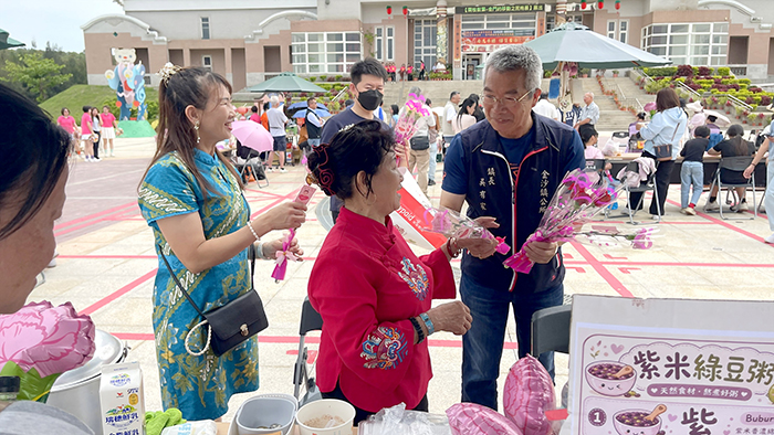 金門縣新住民互助協會舉辦「馨愛無國界、圍爐心相繫」母親節暨會員大會，吸引眾多新住民姐妹及家屬參與。（陳麗妤攝）