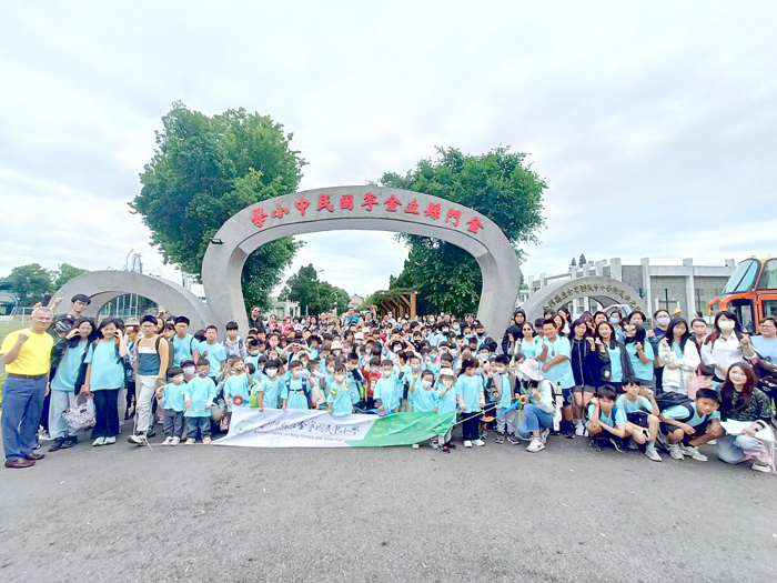 金寧中小學辦理親子共學春遊趣活動，親師生合計約300人參與，展現家長對學校活動的大力支持。（金寧中小學提供）