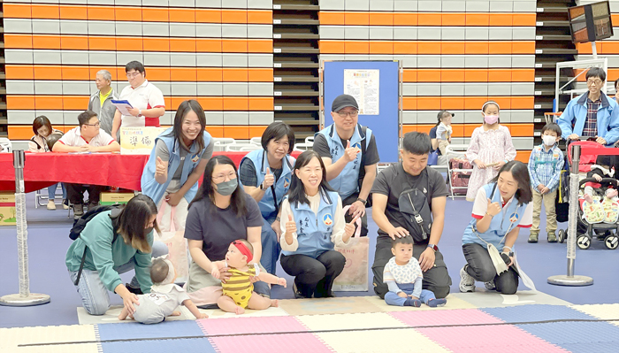 金門縣衛生局舉辦「幼兒專責醫師制度計畫—寶寶趣味競賽」，吸引113組親子家庭熱情參與。（陳麗妤攝）