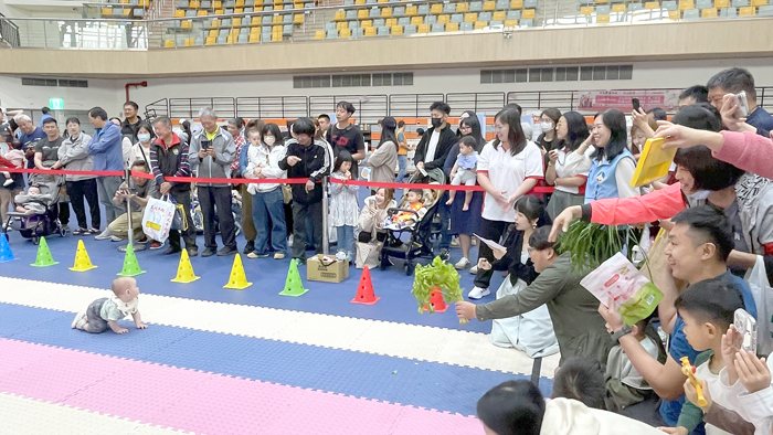 金門縣衛生局舉辦「幼兒專責醫師制度計畫—寶寶趣味競賽」，吸引113組親子家庭熱情參與。（陳麗妤攝）