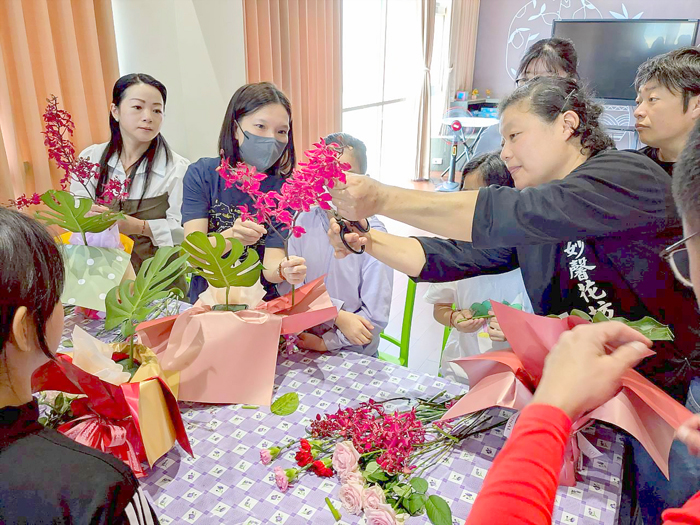 講師引領親子將各類花材搭配成感恩花束。（金沙鎮圖書館提供）