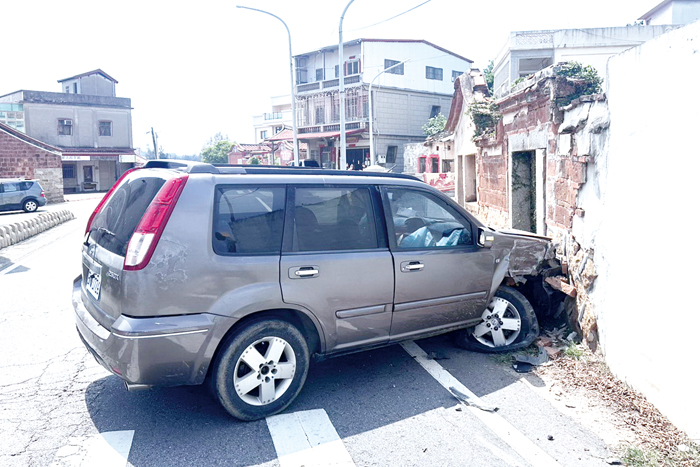 自小客車撞民宅。（金城警分局提供）