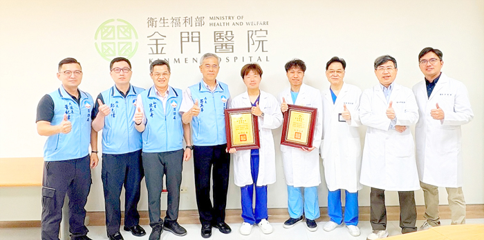 消防局團隊與金門醫院團隊合影。（消防局提供）