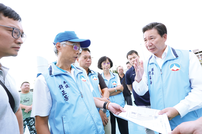 縣長陳福海上任後，致力於盤整城區停車問題，並多次到運動發展中心（原縣立體育場）視察停車場規劃。（縣府提供）