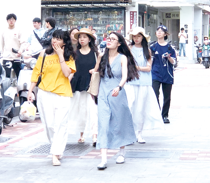 「五一」連假期間，6579名陸客持旅遊簽入境金門，穿梭人群帶來熱鬧街景。（李金生攝）