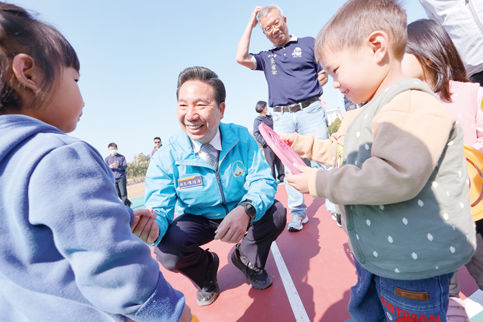 縣長陳福海上任後，致力於推動金門友善育兒環境。（縣府提供）
