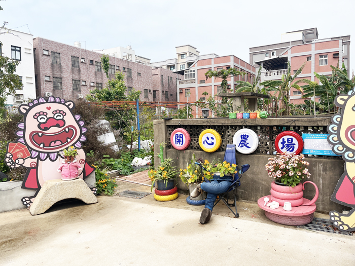 開心農場所種植的蔬菜，全靠社區志工用心灌溉。（高凡淳攝）