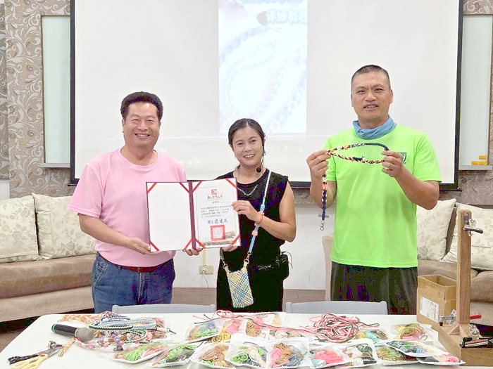 金大學務長董燊（左一）致贈感謝狀予手工藝職人許金花（中），感謝授藝。（金門大學提供）