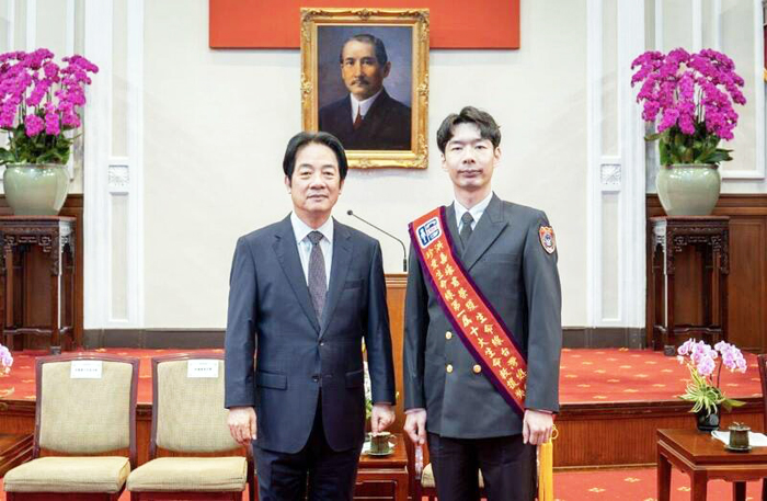 洪嘉壕與總統合影。（縣府提供）