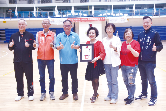副縣長李文良於「115年運動i臺灣2.0－國際標準舞運動嘉年華」活動中，頒發當選證書予金城體育會理事長林明麗，並與到場的貴賓合照。（莊煥寧攝）
