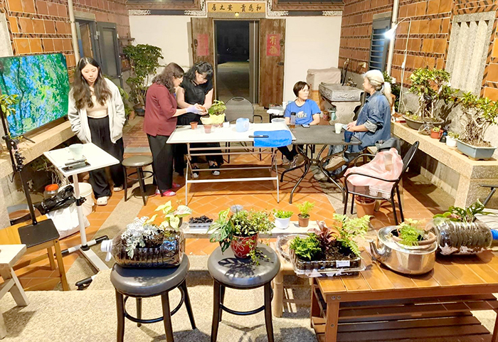 「植物與生活療癒沙龍」在百年古厝進行。（藍韋鑅提供）