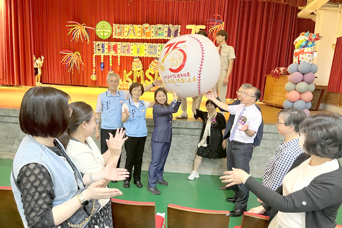 現場進行「薪火相傳」氣球傳承活動，展現金中精神世代延續的深厚情誼。（莊煥寧攝）
