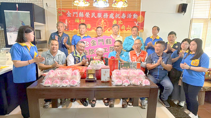 榮服處為百歲人瑞李許八奶奶祝壽。（榮服處提供）