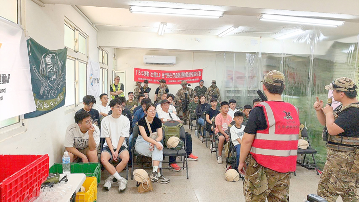 金門縣生存遊戲運動協會辦理推廣活動，透過專業引導，讓大小朋友體驗到一場安全且刺激的生存之戰。
（金門縣生存遊戲運動協會提供）