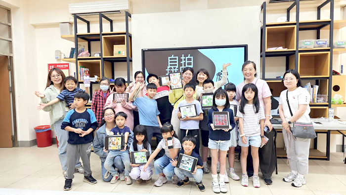 述美國小「自拍拼圖」數位AI親子課程，學子運用軟體進行重組、解構、拼貼，打造出獨一無二的藝術作品。（述美國小提供）
