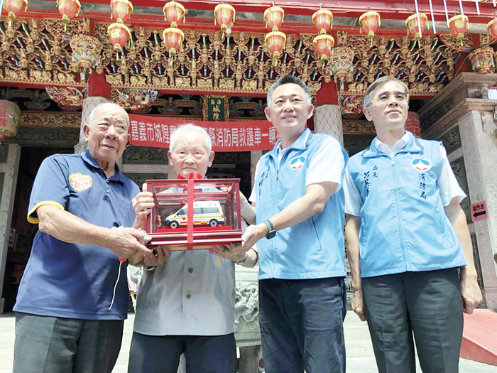 賴永川（左二）致力推動社會公益工作，圖為他於2022年跨海捐贈消防車，由時任縣長楊鎮浯代表接受。（李金生攝）