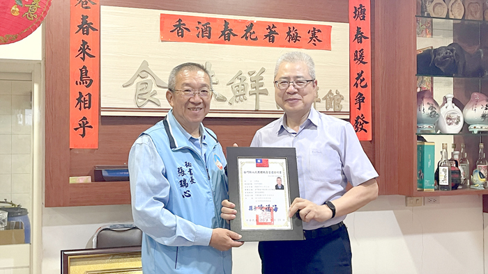 呂厝王氏宗親會辦理第八屆理監事就職典禮，縣府秘書長張瑞心代表頒發當選證書予理事長王來成。（陳麗妤攝）