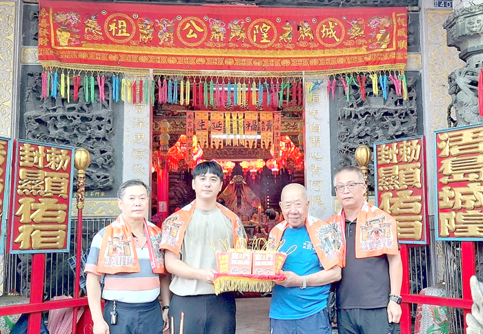返鄉青年盧敬帆（左二）捐贈應援巾迎城隍。
（蔡麗玉攝）