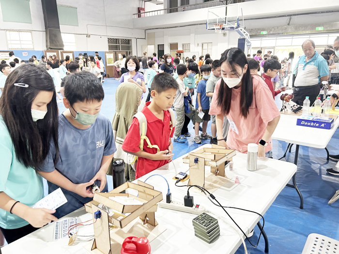 臺灣科普環島列車暨金門科學節活動，昨日在金寧中小學體育館登場。（許加泰攝）