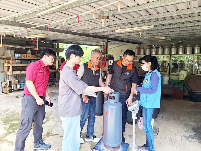 縣府會同相關單位針對液化石油氣分裝廠及瓦斯零售業者進行查核。（縣府提供）