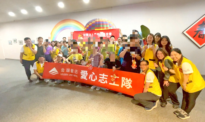 金湖飯店志工團隊精心規劃多元有趣的活動，也帶園生體驗「戰地小學堂」，在陪伴中帶給園生溫馨歡樂的午後時光。（福田家園提供）