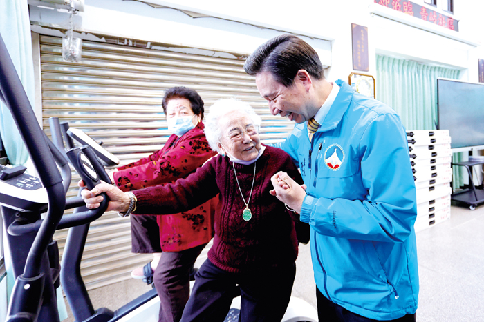 縣長陳福海關心金門長輩的樂齡生活。（縣府提供）