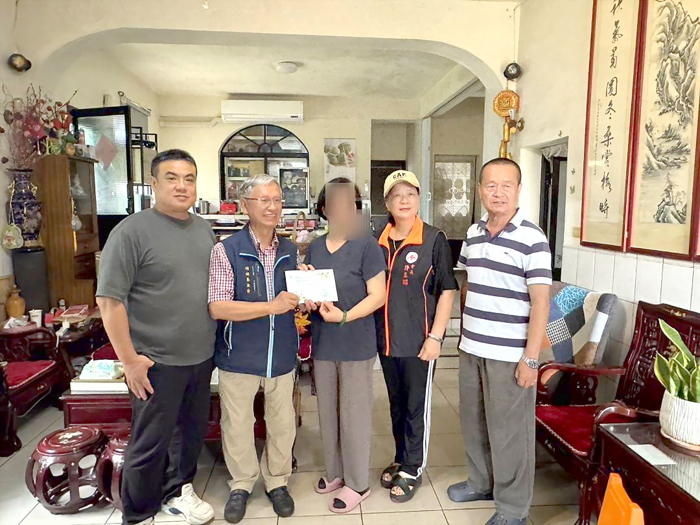 李誠智(左一) 、陳龍安（左二）、許玉昭（右二）、黃延良（右一）前往黃家慰問。（蔡麗玉攝）