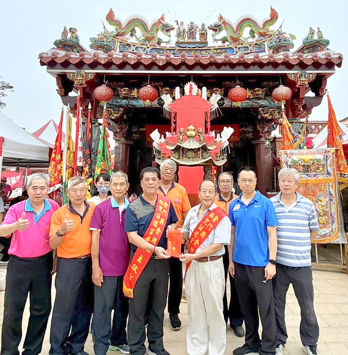 金湖鎮長陳文顧（左四）率團祈福。（蔡麗玉攝）