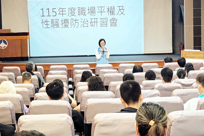 縣府舉辦「115年度職場平權及性騷擾防治研習會」，社會處長王茲繐開場致詞。（縣府提供）