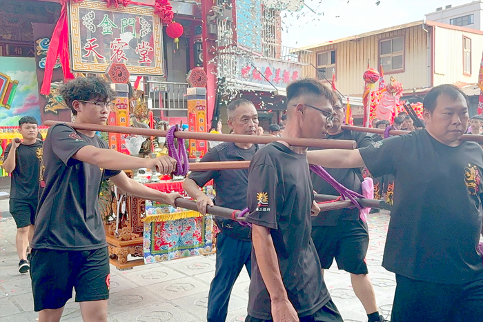 慶賀繞境團為城隍出巡暖身。（民俗運動委員會提供）