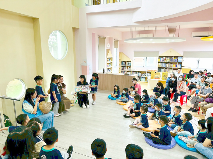 「老幼書迷說故事」活動藉繪本閱讀、情境互動及跨世代交流，營造溫馨的世代共融學習環境。（柏村國小提供）