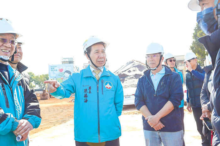 縣長陳福海多次前往現場視察會勘，盼工程如質如期完工。（縣府提供）