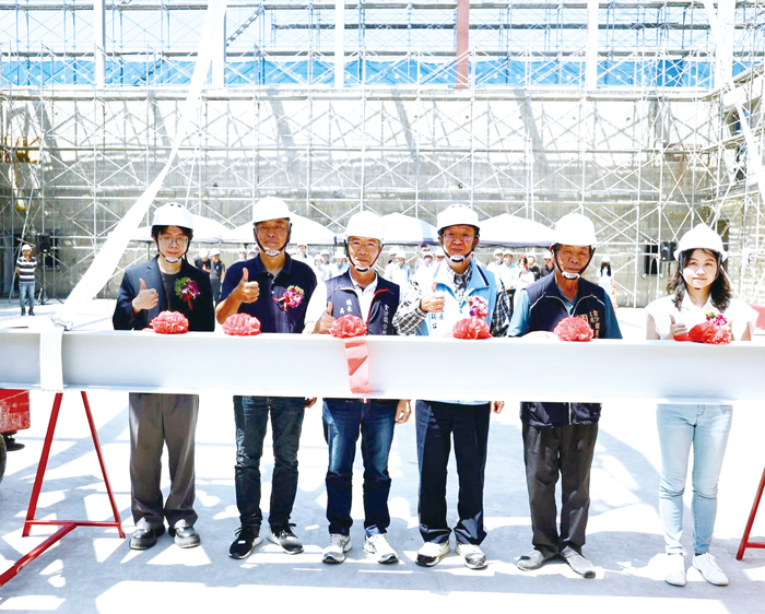 「金沙國小地下停車場暨金東全民運動館」興建工程舉行上樑典禮。（金沙鎮公所提供）