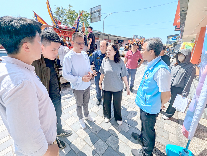 議員蔡其雍與觀光處長許績鑫前往金城東門會勘。（蔡其雍服務處提供）