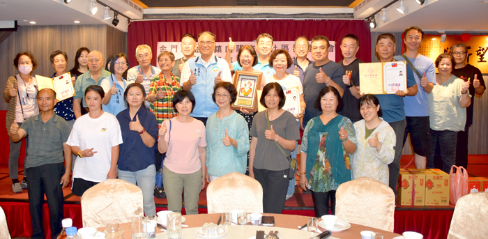 向陽吉第社區發展協會舉辦「第三屆志工隊頒證暨交接典禮」，副縣長李文良與金城鎮長李誠智等貴賓，與社區理監事、志工隊員大合照。（莊煥寧攝）
