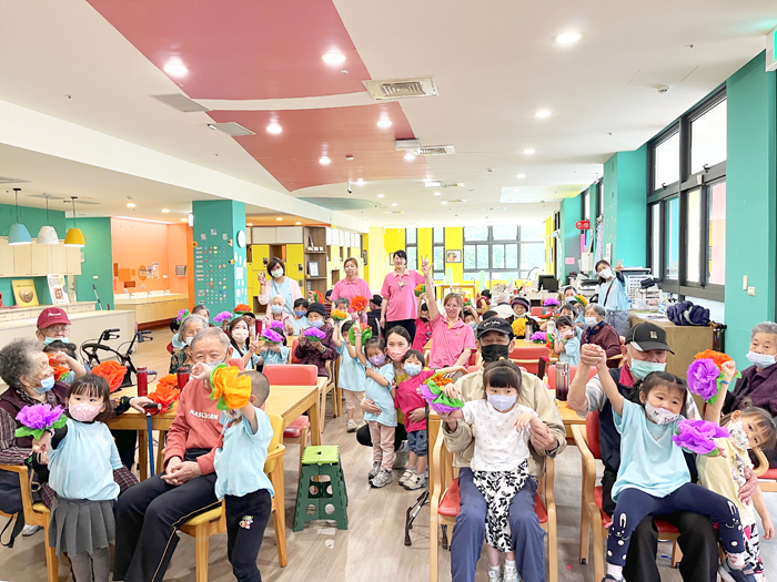 金寧中小學附設幼兒園小班學童前往安岐日照中心，與長輩們進行一場充滿愛與溫暖的手作活動。（高凡淳攝）