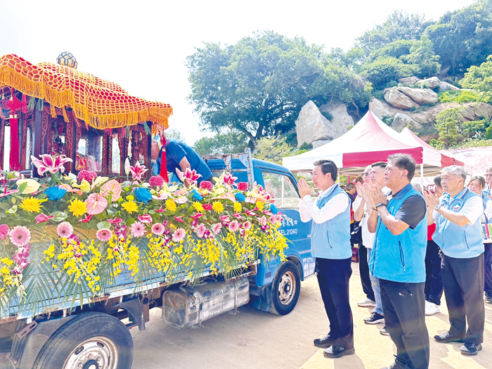 「2026年城隍爺繞境金湖祈福巡安」活動昨日熱鬧展開，縣長陳福海參與巡安遶境行程。（金湖鎮公所提供）