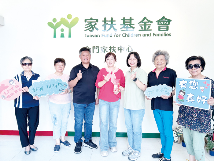 長年支持關心家扶工作的耳穴自然醫學保健師謝佩琳（左四），由先生楊忠俊（左三）陪同捐愛心款，成為金門家扶永久之友。
（許加泰攝）