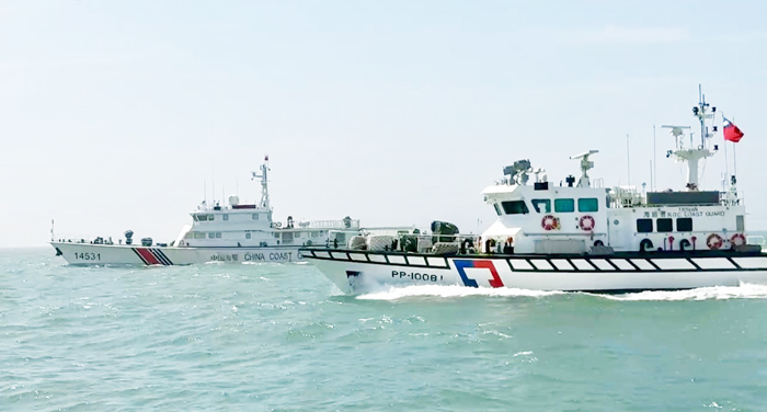 中國大陸海警船侵擾金門，海巡監控驅離。（海巡署提供）