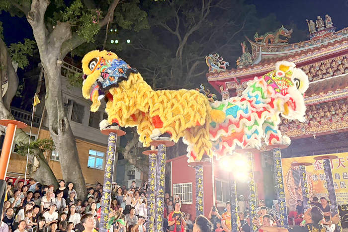 高樁醒獅在數公尺高的樁柱間舞弄。（民俗運動委員會提供）