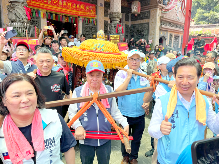 縣長陳福海（右一）、議長洪允典（中）、立委陳玉珍（左一）、前縣長楊鎮浯（中排左一）為城隍爺扛轎。（蔡麗玉攝）