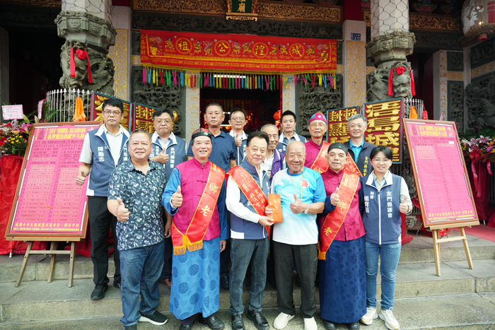 議長洪允典（前排左三）率議會團隊虔心敬獻迎城隍。
（議會提供）