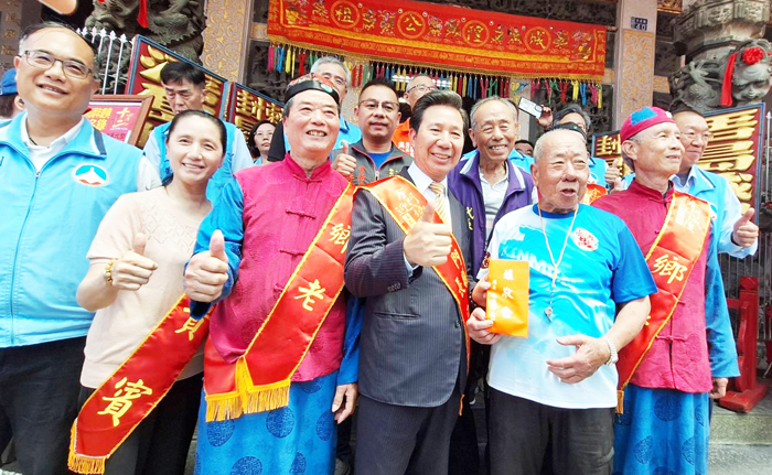 縣長陳福海率團隊主管赴城隍廟敬獻爐敬金，虔心祝禱浯島平安。（蔡麗玉攝）