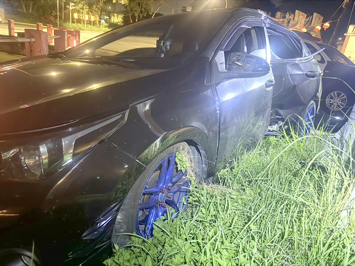 金城鎮環島西路一段與泰仰路口發生自小客車自撞路燈事故，造成車內4人受傷送醫。
（金城分局提供）